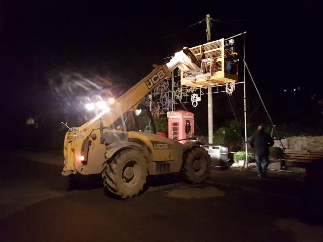 Well it so cold I couldn't take any more pics coz fingers weren't going to work. But Russell, Mark, Andrew, Colin and Neil were out having fun taking some lights down in temp of 1'c